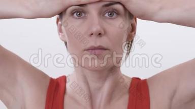 一个深褐色头发的女人在颈部背部做加强锻炼的肖像